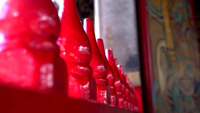 中国寺庙里的红色木栏杆。主题在左边。