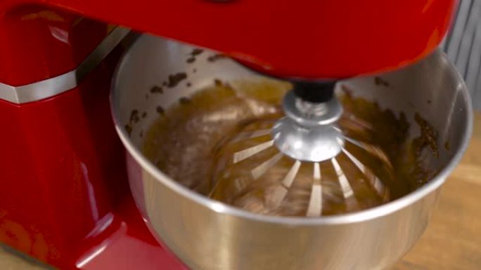厨房搅拌机的过程。混合产品以获得面团。烹饪纸杯蛋糕或姜饼