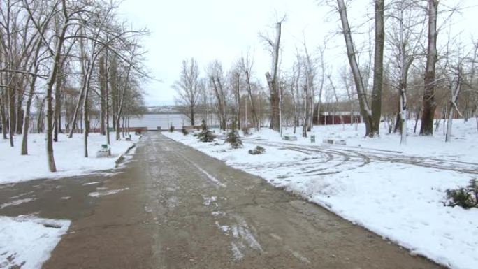 住宅区Pridneprovsk旧区的白雪覆盖的小巷