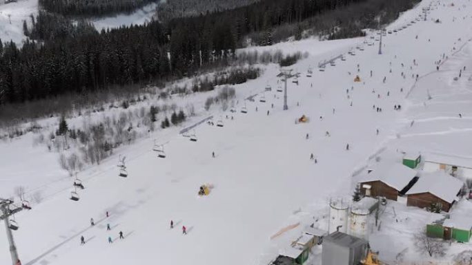 滑雪者的鸟瞰图沿着滑雪场附近的滑雪场下坡。布科维尔