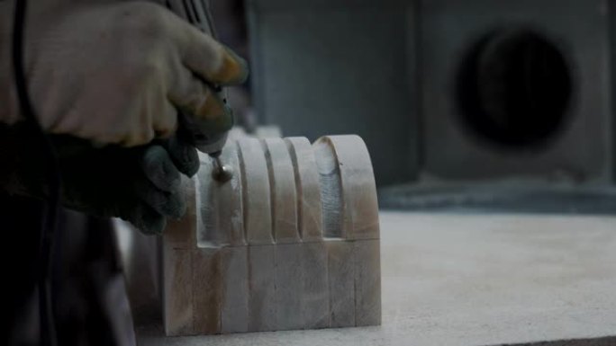 雕刻师使用电动工具处理大理石板的表面