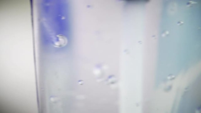 移动相机跟踪超宏观特写镜头酒精和芦荟凝胶洗手液中气泡的镜头防止COVID传染性非典型肺炎nCoV 1