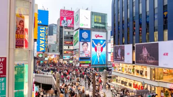 日本大阪-1月1日，2020: 难波道顿堀桥的4k延时，拥挤的游客走在购物街。大阪生活理念，日本旅游