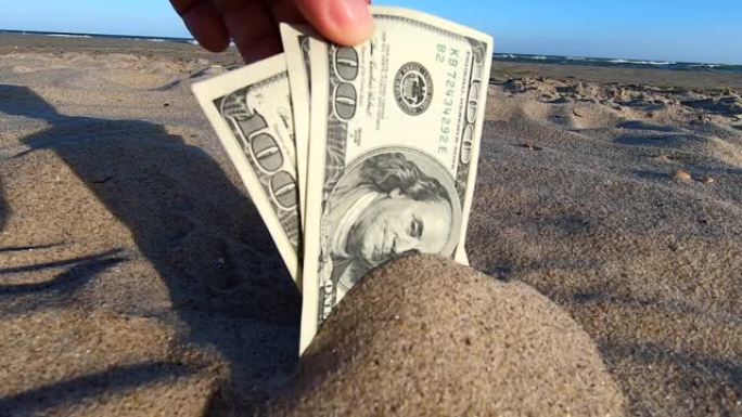 一个女孩从300的沙子钞票中取出
