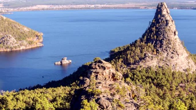 Zumbaktas Rock Burabay Lake Time Lapse Zoom在几周后，他是