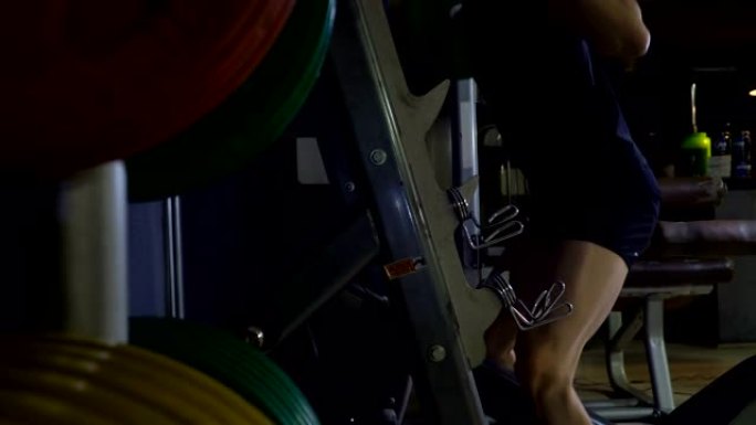 运动男子在健身房做背部深蹲有氧运动