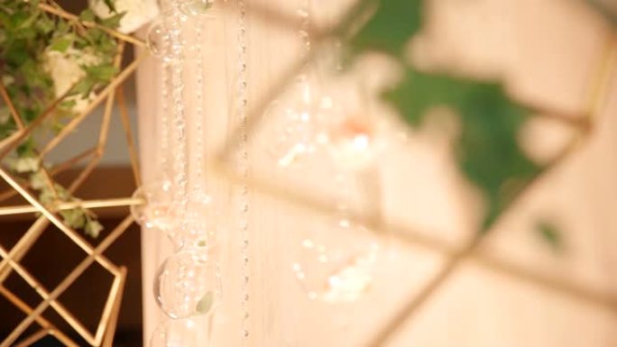 晚上粉色窗帘和婚礼装饰上的花环灯