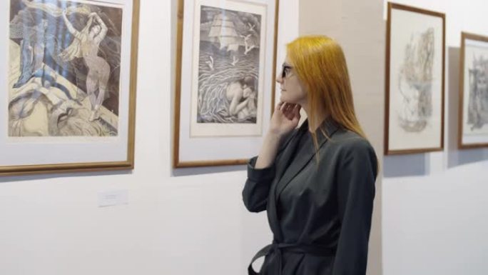女人在美术馆里看着照片