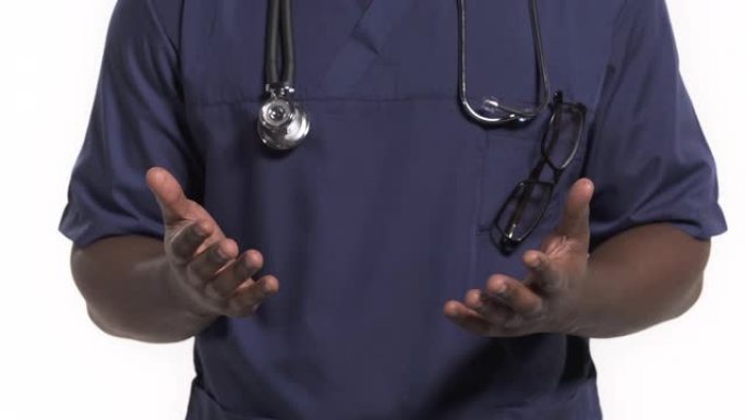 非裔美国医生展示双手张开的手掌。任何物体都可以放在他手中，就像他拿着它一样。孤立在白色背景上