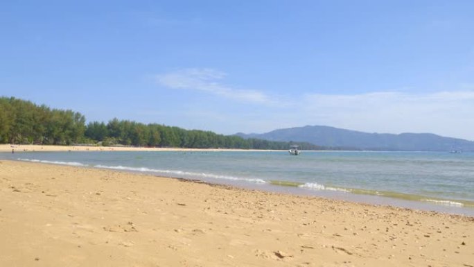 蓝色泻湖附近有小石头和沙子的热带海滩