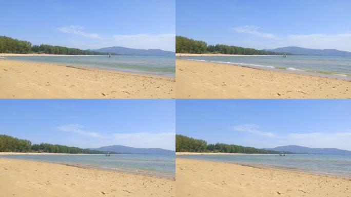 蓝色泻湖附近有小石头和沙子的热带海滩