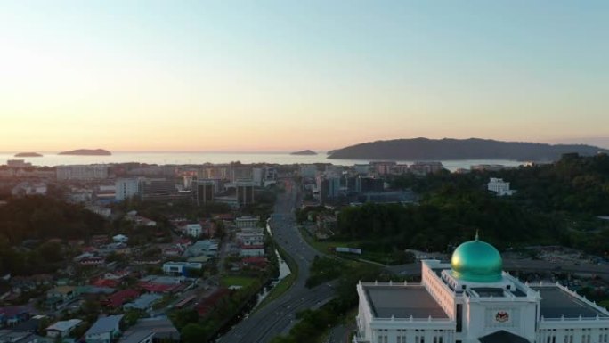 Aerial 4K footage of beautiful日落在亚庇,沙巴,马来西亚