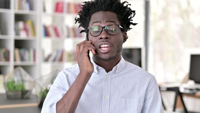 非洲年轻人在智能手机上聊天的肖像
