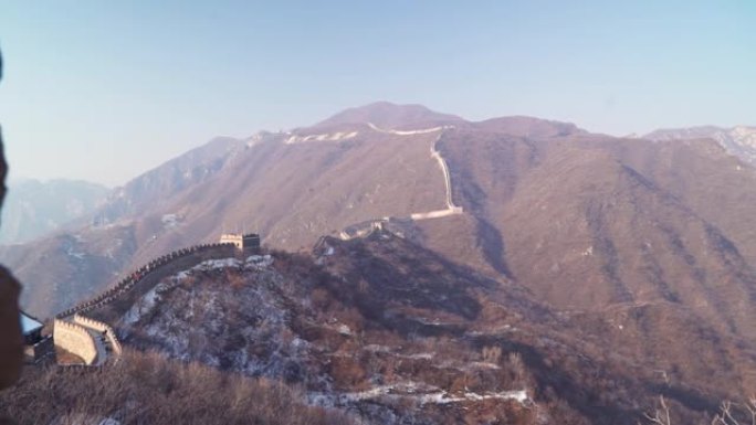 冬季，世界上最长的城墙沿着中国的山顶飙升数千英里