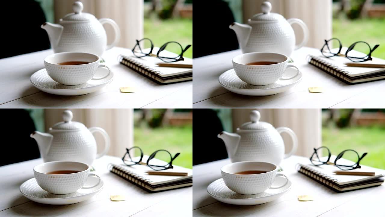 白色木制桌子上的茶与自然背景