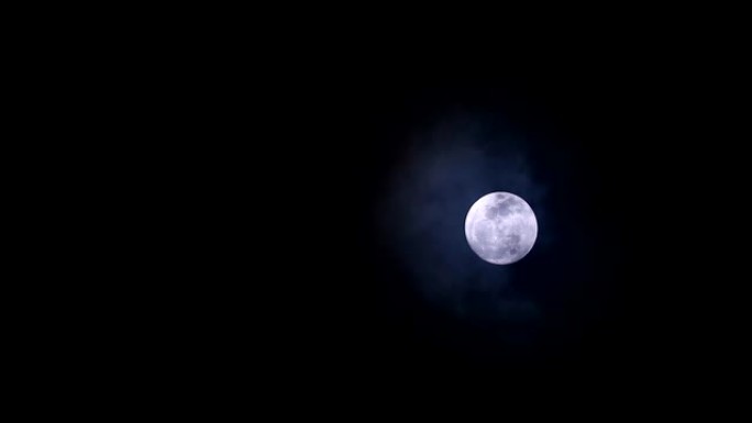 漫漫长夜的月亮在夜空和云中传递