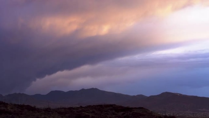 内华达州拉斯维加斯附近沙漠中黄昏时分美丽的云景