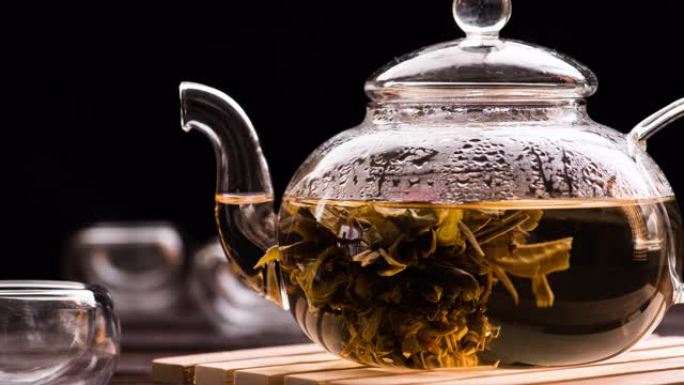 玻璃茶壶盛开的绿茶花蕾。