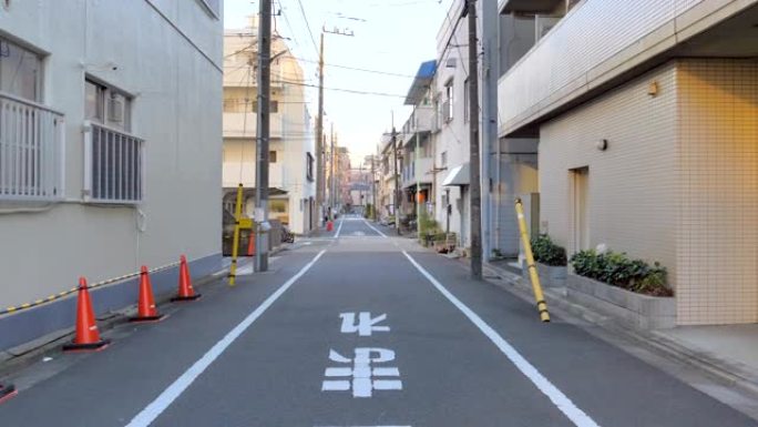 日本东京柏油路边的橙色圆锥体