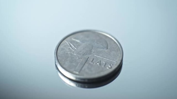 1 lats 2004-拉脱维亚共和国蘑菇特写硬币