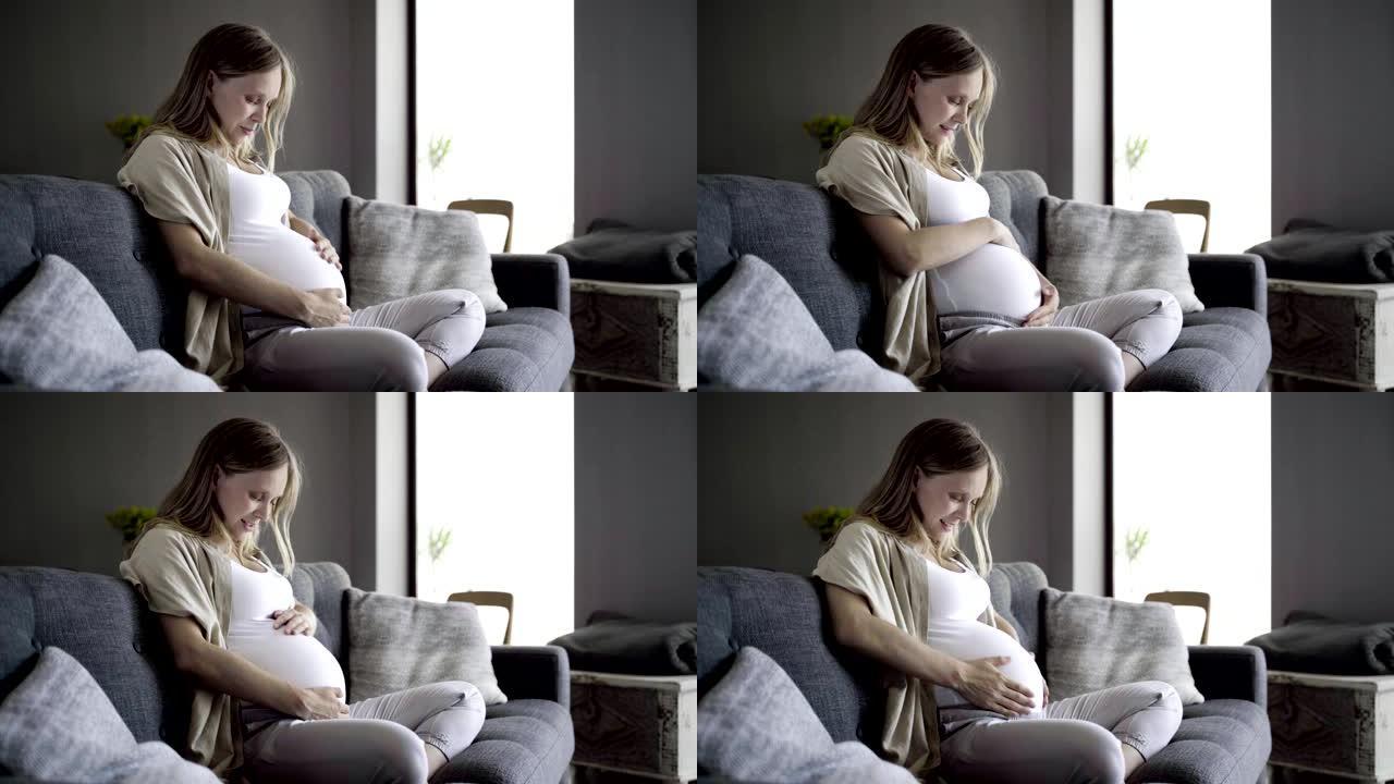 美女孕妇揉肚子和宝宝说话