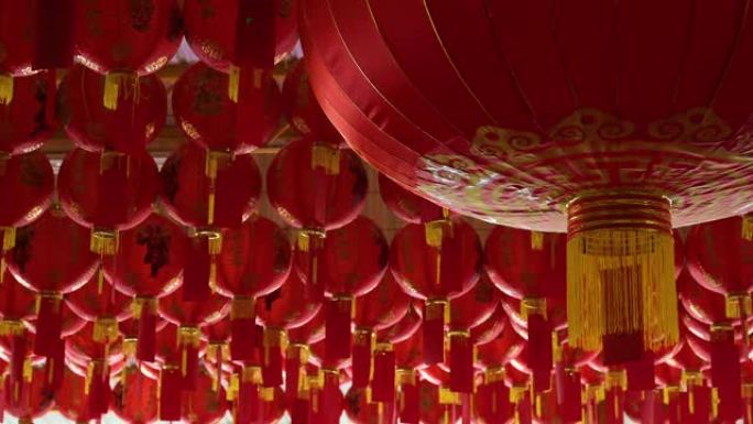 带有祝福文字的农历新年灯笼在4k分辨率的中华庙意味着幸福的健康和财富。