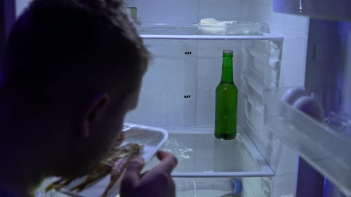 在冰箱里找食物的人。那家伙从冰箱里闻了闻鱼，拿走了它和一瓶啤酒。