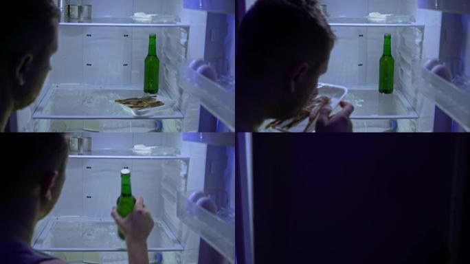 在冰箱里找食物的人。那家伙从冰箱里闻了闻鱼，拿走了它和一瓶啤酒。