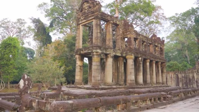 柬埔寨暹粒普雷汗寺吴哥窟建筑群拆除石材建筑的景观。一个受欢迎的旅游景点坐落在雨林中。