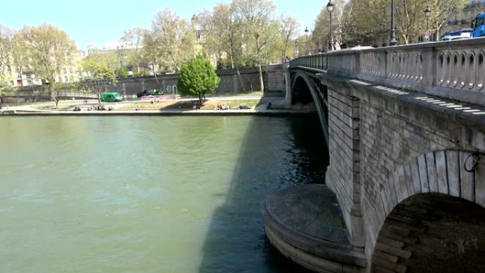 霓虹灯期间巴黎的塞纳河