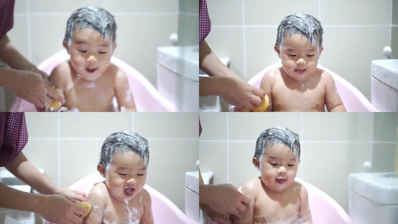 一个小男孩在浴缸里洗澡。