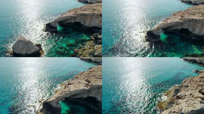 塞浦路斯地中海多岩石的恋人桥的鸟瞰图