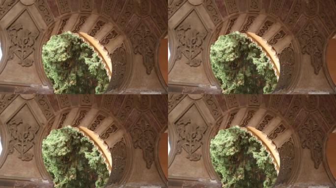 马拉加，阿尔卡扎巴，纳斯里德风格的穆斯林宫殿古拱门上的装饰
