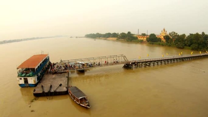 码头将乘客装载在Hooghly河岸的渡轮Kali Mata庙上，俯视图Ramakrishna mis