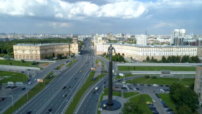 俄罗斯莫斯科-2019年7月22日: 莫斯科加加林广场上尤里·加加林纪念碑的鸟瞰图