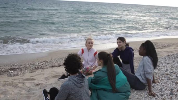 女孩在海滩慢跑外国人笑脸笑容海滩聚会