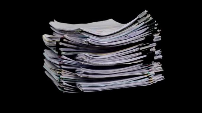 成堆的商业文件打开黑色背景，商业报告文件，一堆未完成的文件，商业概念。