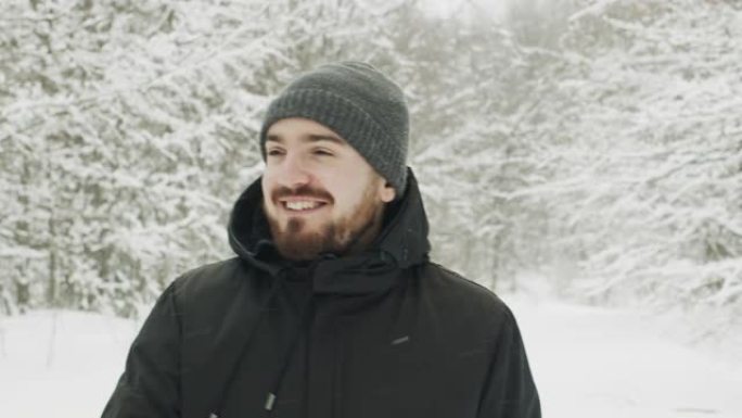 男子在冬季森林中漫步视频