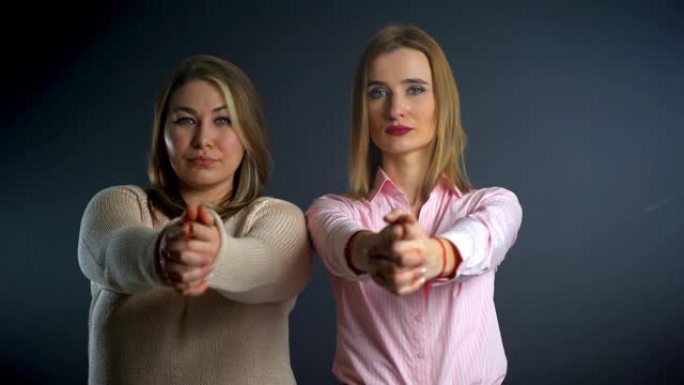 两个自信的女人在现代社会对抗男人，女人不惧怕用手打手势和在镜头前追逐。妇女独立，争取妇女在社会上的权