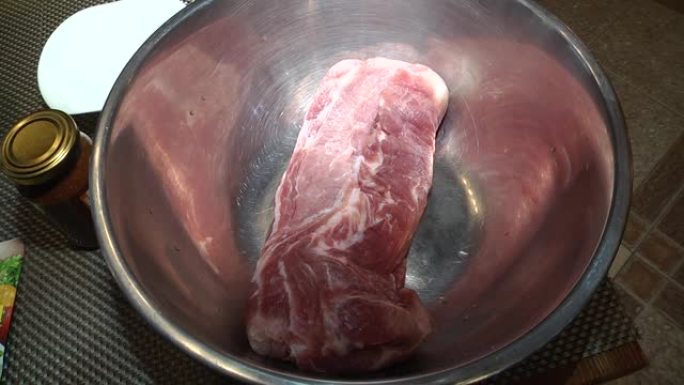 腌制猪肉用于烹饪。一块大块肉做牛排。