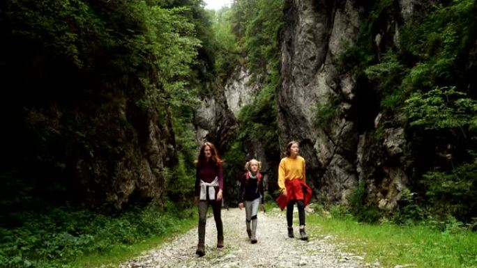活跃的家庭徒步旅行，在罗马尼亚皮亚特拉·克拉伊鲁伊国家公园