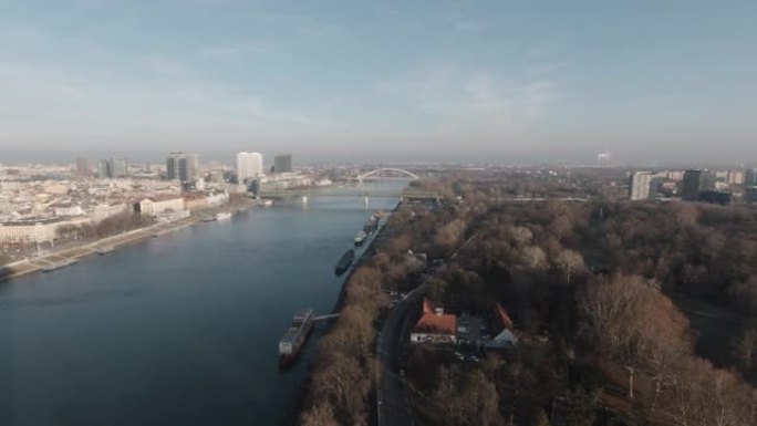 从飞碟桥看布拉迪斯拉发市中心的全景东景
