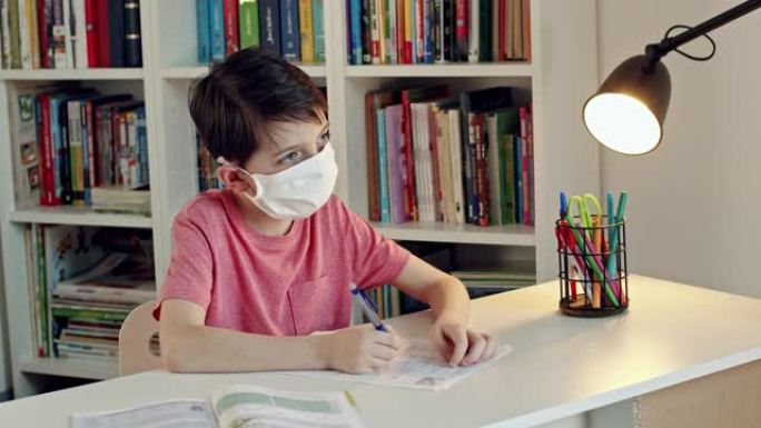 儿童在冠状病毒爆发期间在家自学。