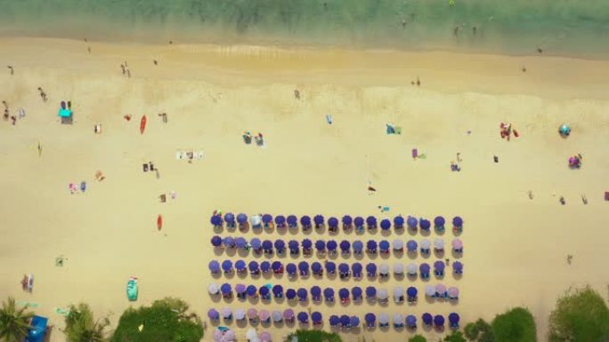 空中飞行无人机视图Kot Noi海滩白色沙滩在阳光明媚的热带天堂岛与水蓝色的天空海水海洋。普吉岛
