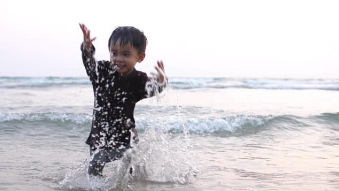 SLO MO，亚洲男婴在沙滩上玩耍，4K