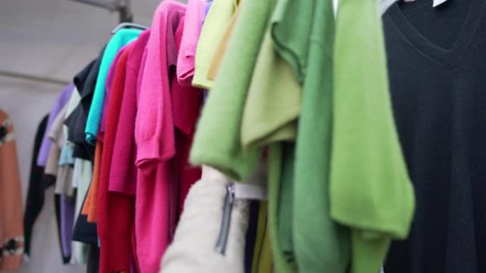 波多贝罗路市场摊位上出售的彩色二手羊绒套头衫