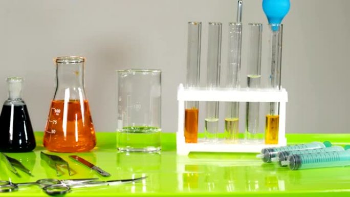 化学实验室或诊所的桌子。