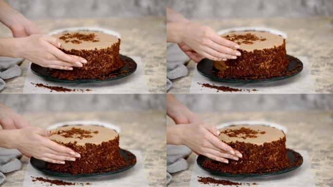 在巧克力蛋糕上撒上面包屑。用面包屑覆盖拿破仑蛋糕。烹饪的过程，食谱甜点。