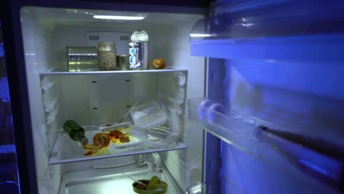 在冰箱里找食物的人。这个人打开冰箱，把鸡蛋放进里面。夜饿。