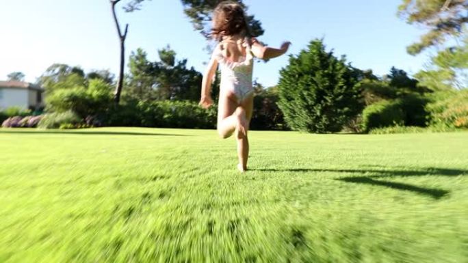 小女孩在家庭花园户外跑步